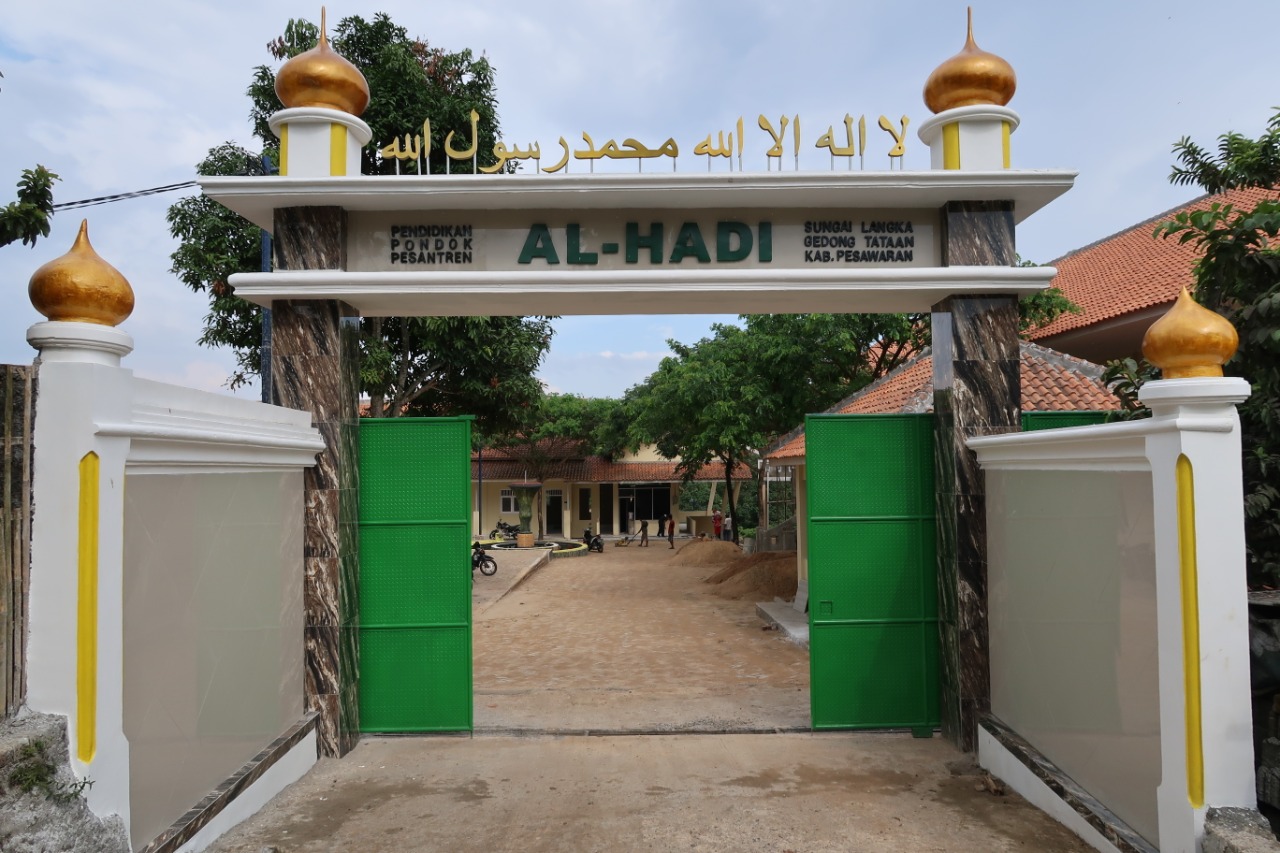 Gerbang Pondok Pesantren Al Hadi