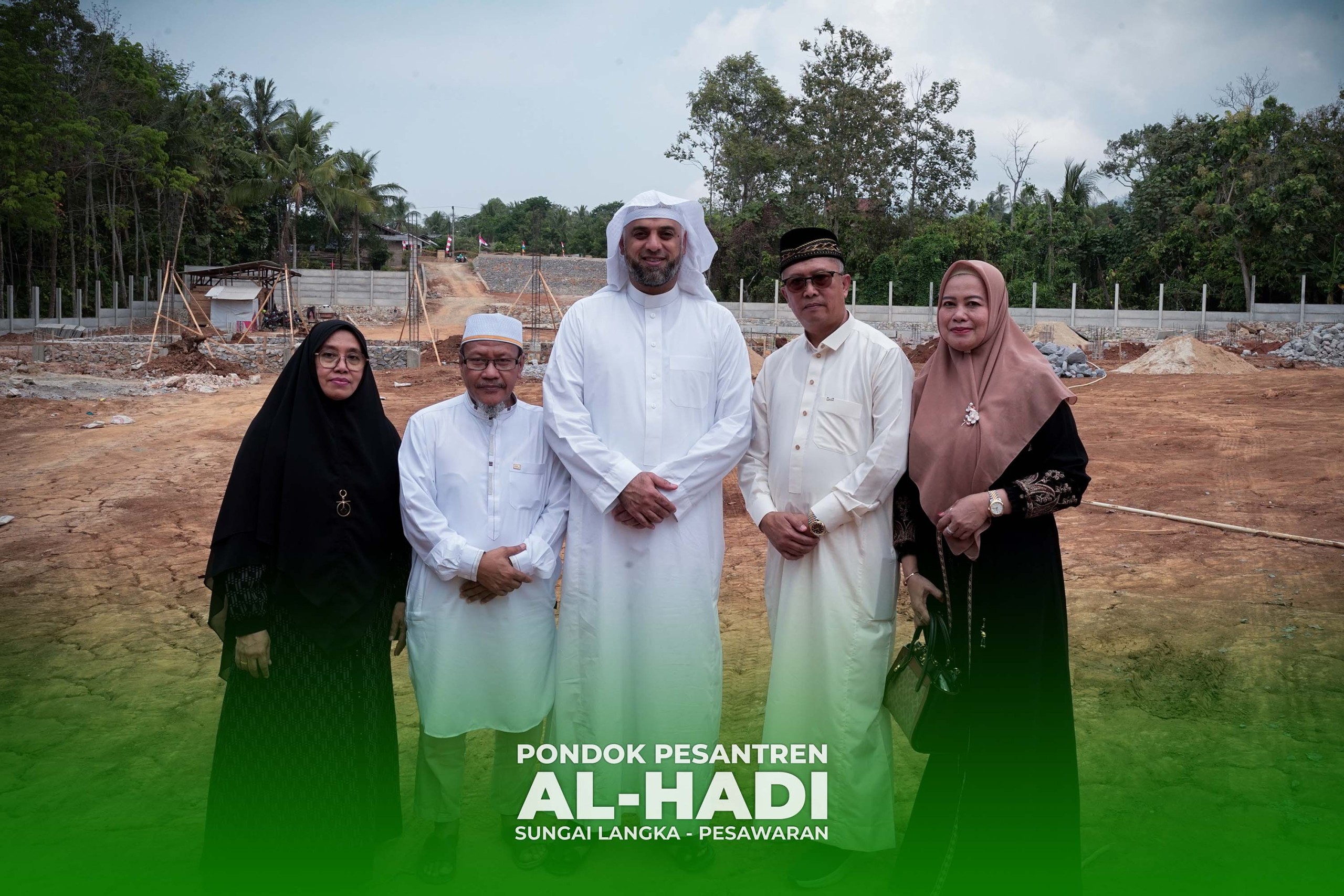 Survey lokasi pembangunan gedung tingkat Ulya Pondok Pesantren Al-Hadi bersama Syekh Muhammad Jaber dan Bpk H.Hadiyono,SE