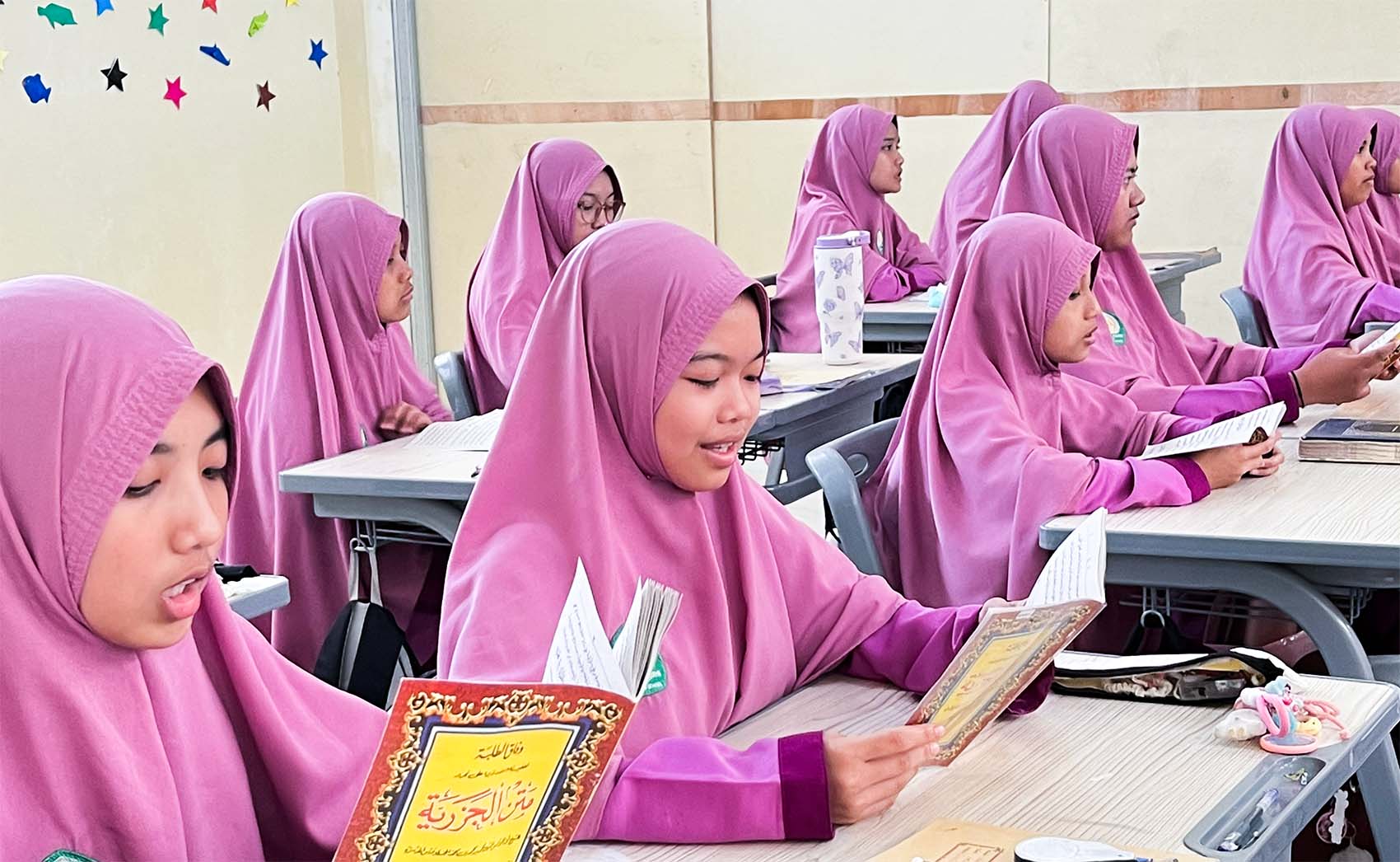 Membangun Generasi Rabbani: Mengapa Mengajarkan Ilmu Agama Adalah Kewajiban Utama Orang Tua?